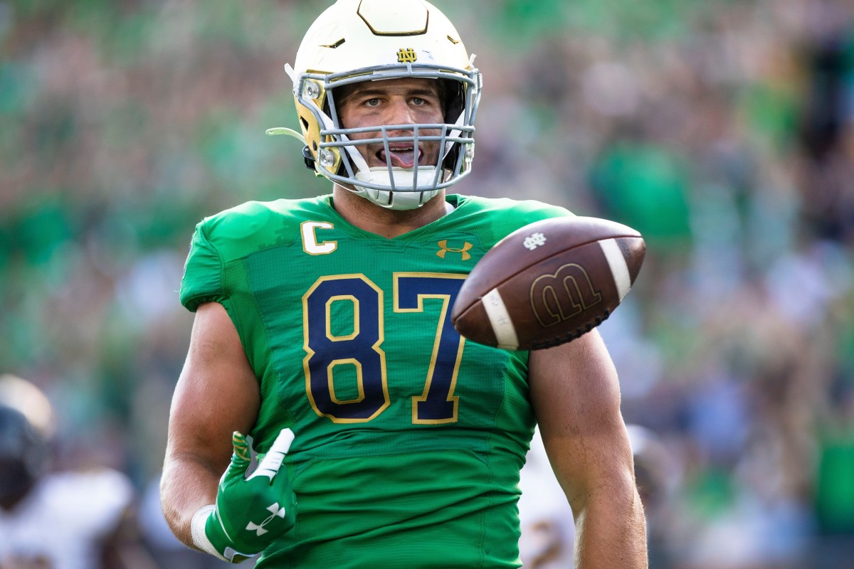 Notre Dame tight end Michael Mayer (87) celebrates a touchdown during the Notre Dame vs. California NCAA football game Saturday, Sept. 17, 2022 at Notre Dame Stadium in South Bend. Notre Dame Vs California